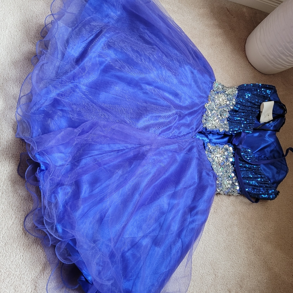 PROM/GRAD DRESS 👗 - Picture 6 of 8